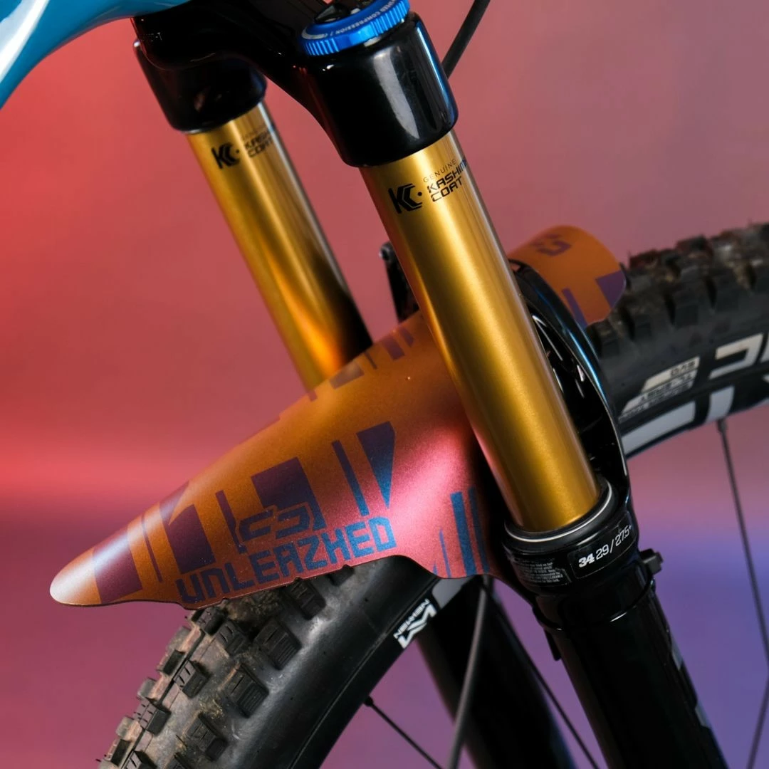 Unleazhed - Spritzschutz Mud Guard M01 Logo Flip Flop Red-Gold Red-Blue 2 Unleazhed - Spritzschutz Mud Guard M01 Logo Flip Flop Red-Gold Red-Blue – Bild 2