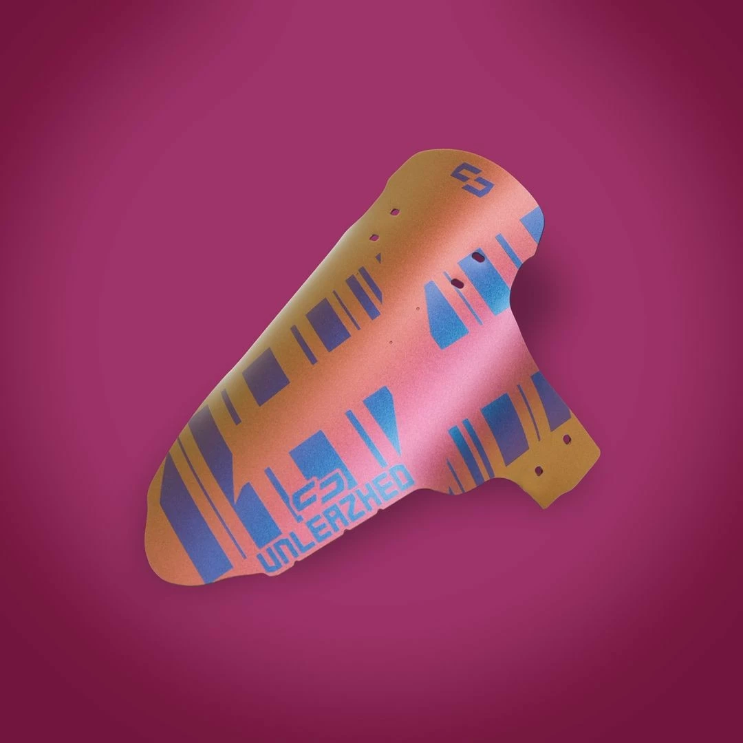 Unleazhed - Spritzschutz Mud Guard M01 Logo Flip Flop Red-Gold Red-Blue 1 Unleazhed - Spritzschutz Mud Guard M01 Logo Flip Flop Red-Gold Red-Blue