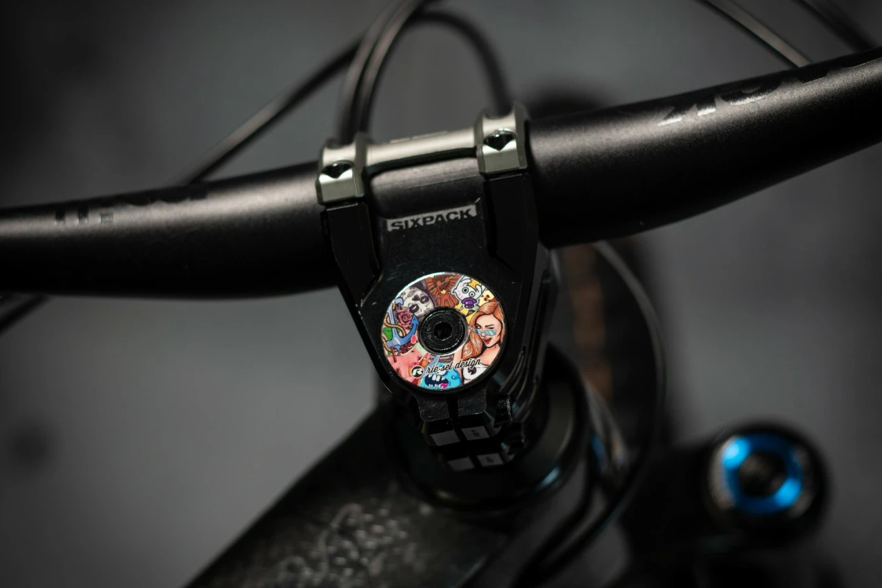 Riesel-design Riesel Design - Vorbaukappe Stem:cap Stickerbomb 2 Riesel-design Riesel Design - Vorbaukappe Stem:cap Stickerbomb – Bild 2